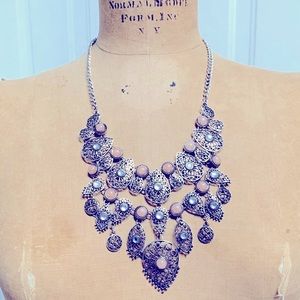 SILVER TONE METAL STATEMENT NECKLACE WITH JEWELS CONTEMPORARY COSTUME JEWELRY